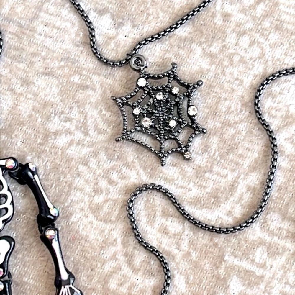 Brand New Betsey Johnson Halloween Glow in the Dark Skeleton Long Necklace - Picture 3 of 14